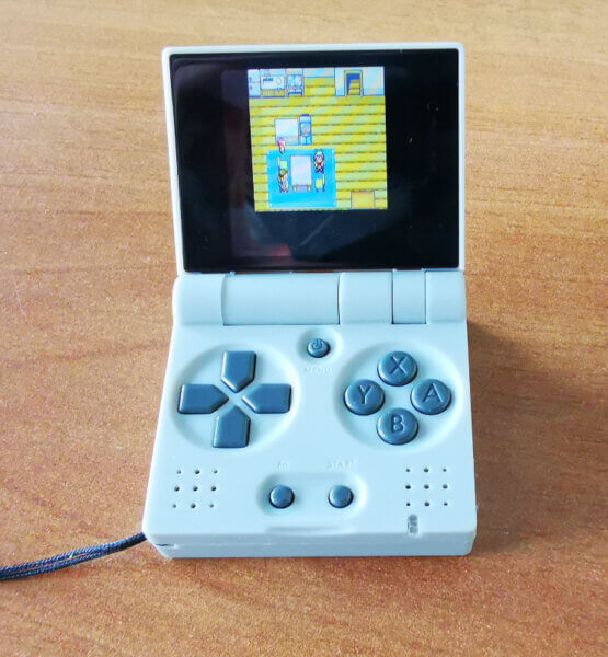 Ein aufgeklappter Funkey-S, in grau, der einem aufgeklappten Game Boy Advance stark ähnelt.