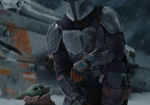 Der Mandalorianer und "Baby Yoda" zusammen vor ihrem Raumschiff.