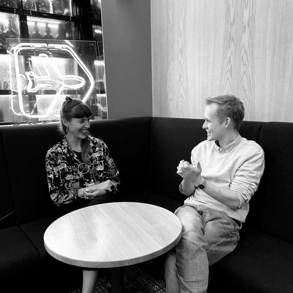 Tech & Trara-Host Moritz zusammen mit Podcast-Gast Amrei Andrasch