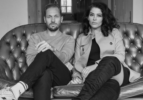 Die Podcastgäste Samira El Quassil und Friedemann Karig zusammen auf einem Sofa.