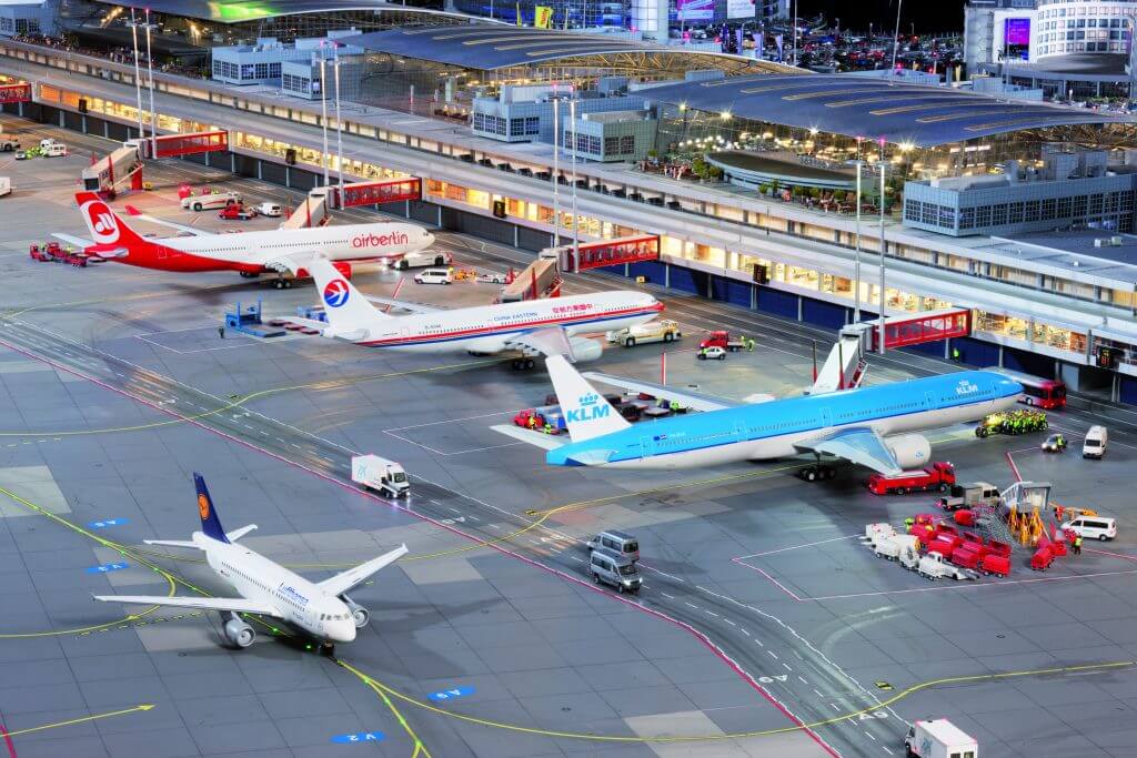 Mehrere Flugzeuge stehen zur Abfertigung am Modellflughafen Knuffingen