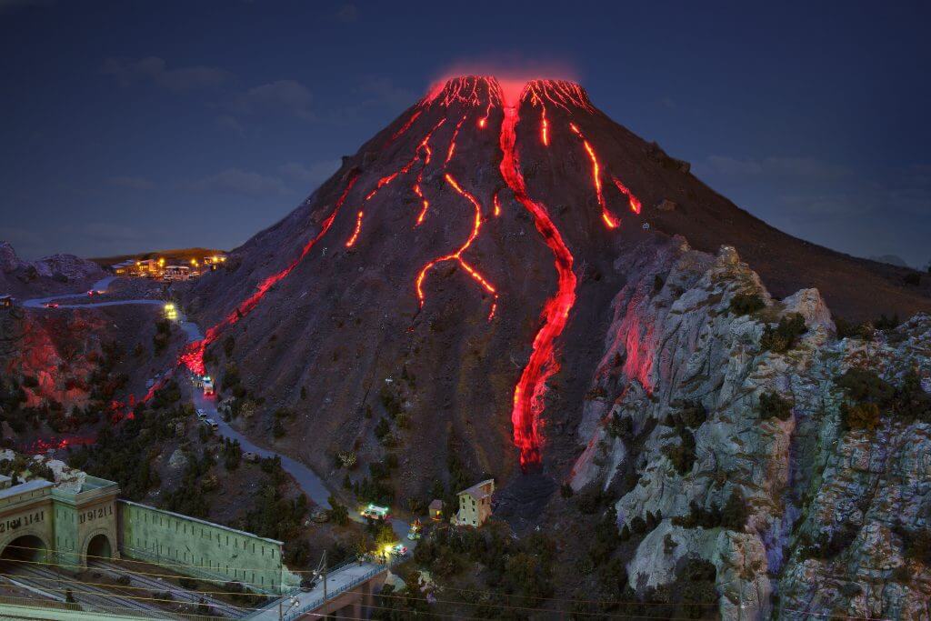 Der Vesuv im Miniatur Wunderland mit leuchtender Lava