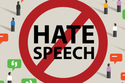 Zu sehen sind die Wörter Hate und Speech, die rot umkreist und durchgestrichen sind. Um die Wörter herum sind Avatar-Menschen mit Sprechblasen zu sehen.