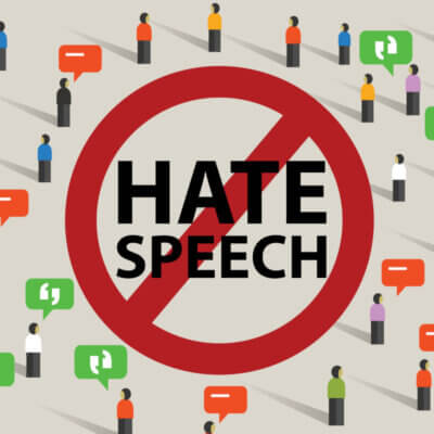 Zu sehen sind die Wörter Hate und Speech, die rot umkreist und durchgestrichen sind. Um die Wörter herum sind Avatar-Menschen mit Sprechblasen zu sehen.