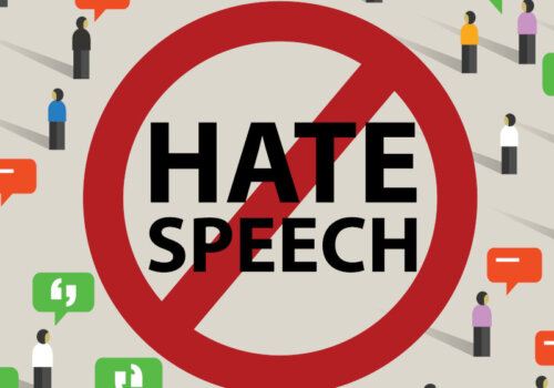 Zu sehen sind die Wörter Hate und Speech, die rot umkreist und durchgestrichen sind. Um die Wörter herum sind Avatar-Menschen mit Sprechblasen zu sehen.