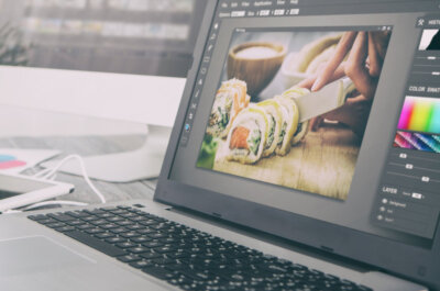 Cover Bild Instagram Posts am PC erstellen: Laptop mit Bildbearbeitungsprogramm.