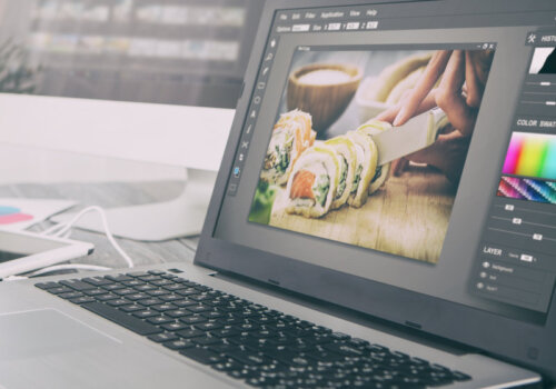 Cover Bild Instagram Posts am PC erstellen: Laptop mit Bildbearbeitungsprogramm.