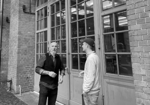 Iven und Moritz vor dem Amplifier Berlin