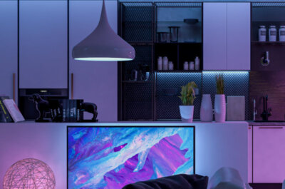 Beitragsbild: Modernes Wohnzimmer mit farbigem LED-Beleuchtung - Smart Home. 3D-Rendering