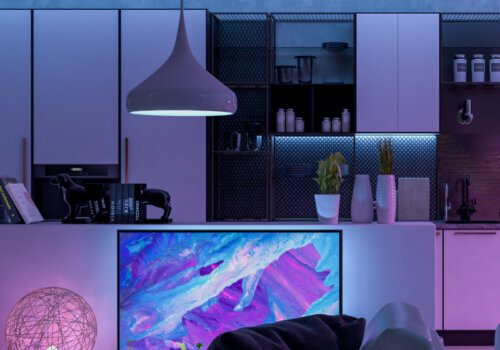 Beitragsbild: Modernes Wohnzimmer mit farbigem LED-Beleuchtung - Smart Home. 3D-Rendering