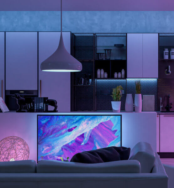 Beitragsbild: Modernes Wohnzimmer mit farbigem LED-Beleuchtung - Smart Home. 3D-Rendering