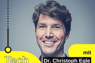Podcast-Gast Christoph Egle in Anzug und lächelnd.