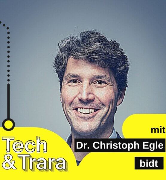 Podcast-Gast Christoph Egle in Anzug und lächelnd.