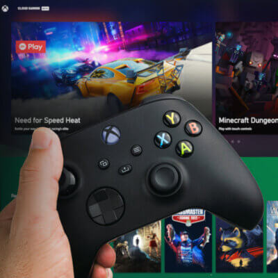 Ein Xbox-Controller in der Hand. im Hintergrund ist der Xbox Cloud Gaming-Dienst geöffnet mit einigen aktuellen Spielen zur Auswahl.