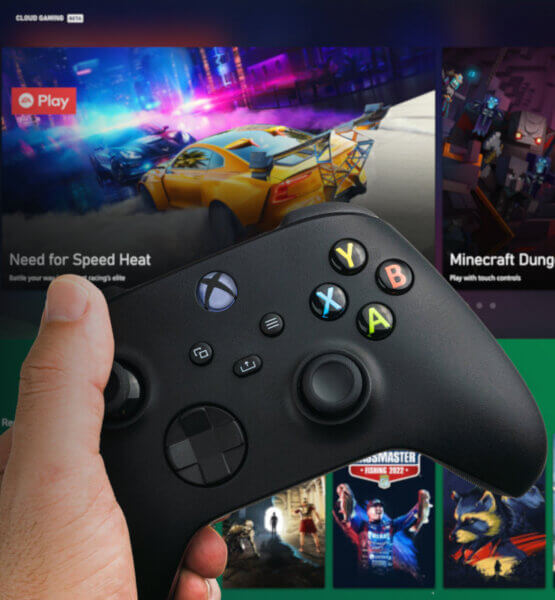Ein Xbox-Controller in der Hand. im Hintergrund ist der Xbox Cloud Gaming-Dienst geöffnet mit einigen aktuellen Spielen zur Auswahl.