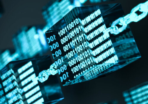 Blockchain visualisiert als Gläserne Blöcke mit Einsen und Nullen, die durch Ketten verbunden sind.