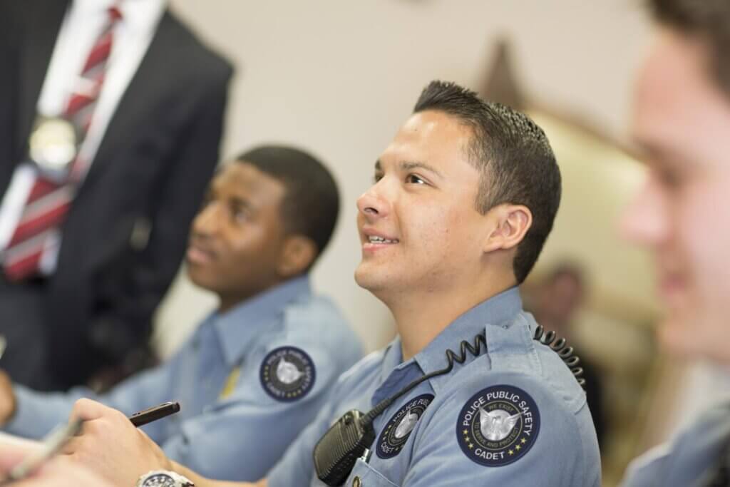 Sitzende Polizisten in ihrer Ausbildung.