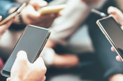 Coverbild Smartphone Trends:Freundesgruppe, die Spaß mit Smartphones hat