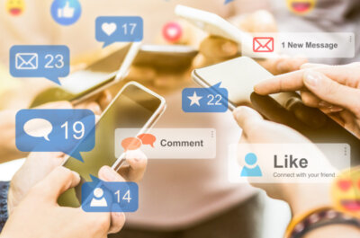 Coverbild Ende von Facebook und Instagram? Junge Leute sehen sich ein Live-Streaming an.