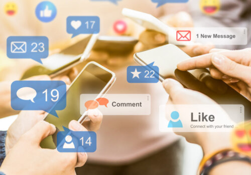 Coverbild Ende von Facebook und Instagram? Junge Leute sehen sich ein Live-Streaming an.