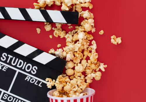 Popcorn und eine Regieklappe
