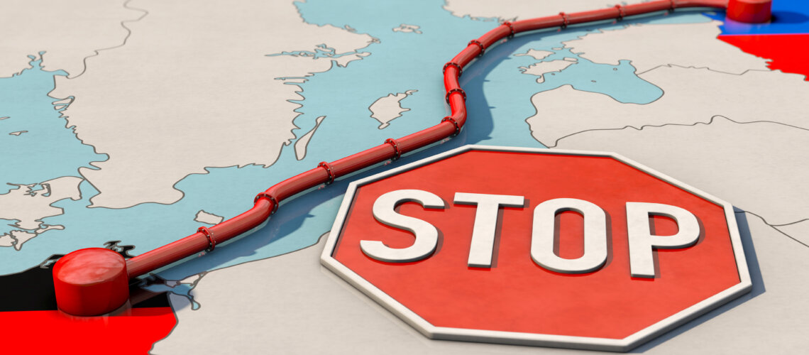 Grafik, die Nordstream 2 veranschaulicht. Nordeuropakarte mit pipeline, die deutschland und russland verbindet. vorne ein großes stopp schild liegend