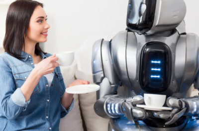 Frau und Roboter unterhalten sich