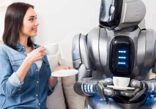 Frau und Roboter unterhalten sich