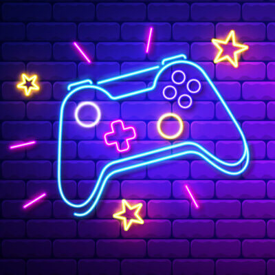 Eine Neonreklame in Form eines klassischen Gaming-Controllers auf einer geziegelten Mauer. Dazu auch einige Neon-Sterne.