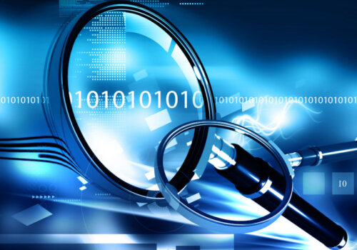 Digitale Investigation: Eine Lupe durchsucht Codezeilen.