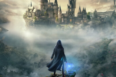 Hauptcharakter steht mit leuchtendem Zauberstab auf einer Klippe. Hinter ihm erhebt sich im Nebel das Schloss Hogwarts.