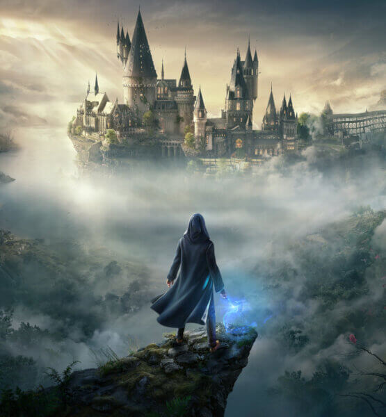 Hauptcharakter steht mit leuchtendem Zauberstab auf einer Klippe. Hinter ihm erhebt sich im Nebel das Schloss Hogwarts.