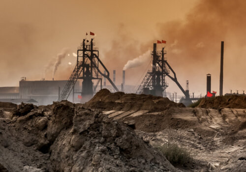 Abbau von seltenen Erden in einer großen Grube.