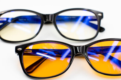 Blaulichtfilterbrille mit unterschiedlich starker Gelbfärbung