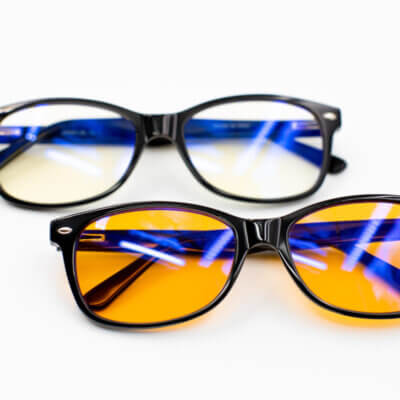 Blaulichtfilterbrille mit unterschiedlich starker Gelbfärbung