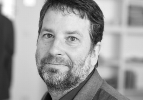 Alexander Hagelüken im Porträt er lächelt mit geneigtem Kopf in die Kamera