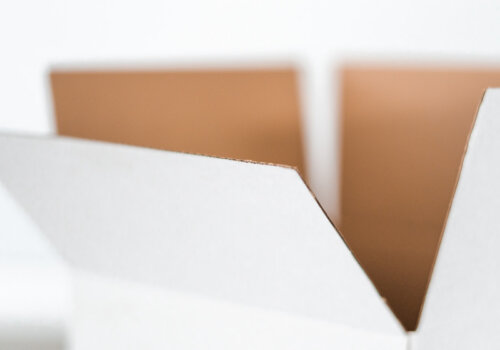 Ein leerer, geöffneter, weißer Karton