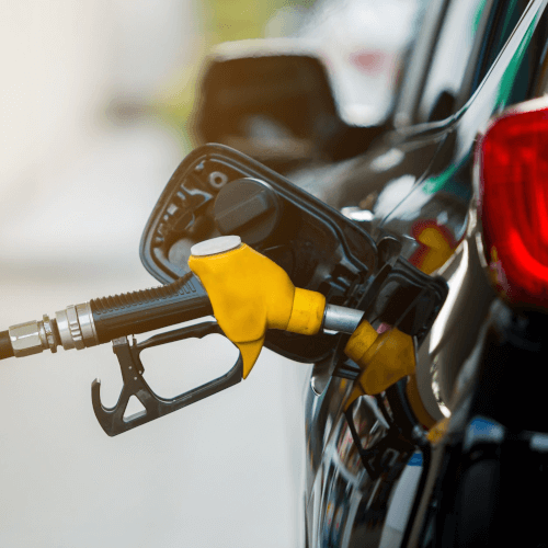 Symbolbild E-Fuels, Tankstelle, Auto wird betankt