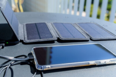 Ein an eine mobile Photovoltaik angeschlossenes Smartphone