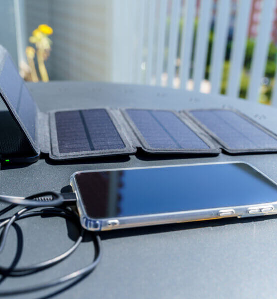 Ein an eine mobile Photovoltaik angeschlossenes Smartphone