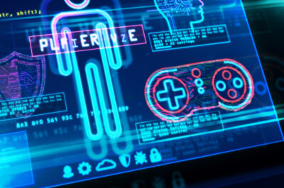 Darstellung einer KI auf dem Bildschirm mit Symbolen für einen Mensch, einen Controller und den Kopf als Denkzentrale. Durch die blau-violette Farbgebung wirkt es futuristisch.
