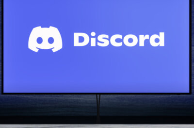 Ein Desktop-PC mit Tastatur und Maus, auf dem Bildschirm zu sehen: Discord, was kann das Programm?