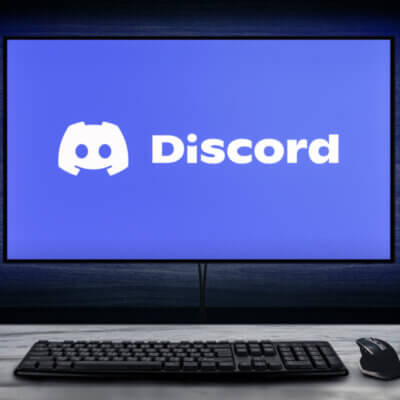 Ein Desktop-PC mit Tastatur und Maus, auf dem Bildschirm zu sehen: Discord, was kann das Programm?