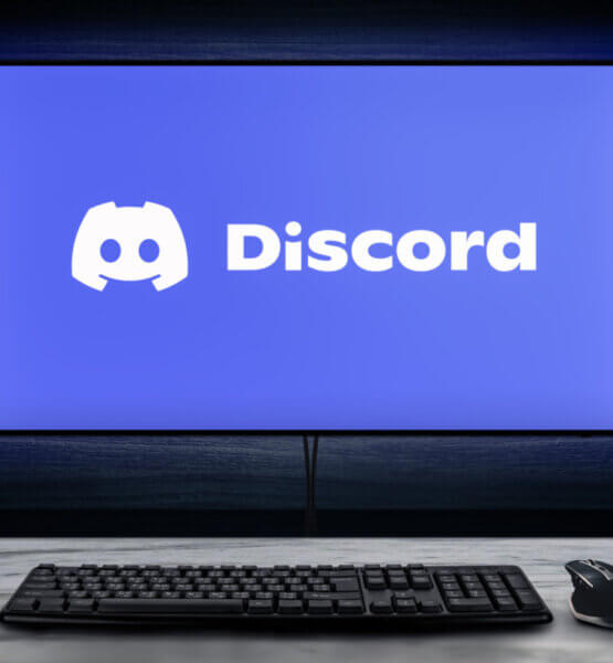 Ein Desktop-PC mit Tastatur und Maus, auf dem Bildschirm zu sehen: Discord, was kann das Programm?