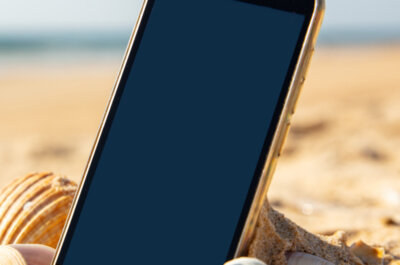 Handy liegt im Strand, ist Sand drin? Da könnte das beste Handy Zubehör für den Urlaub aushelfen