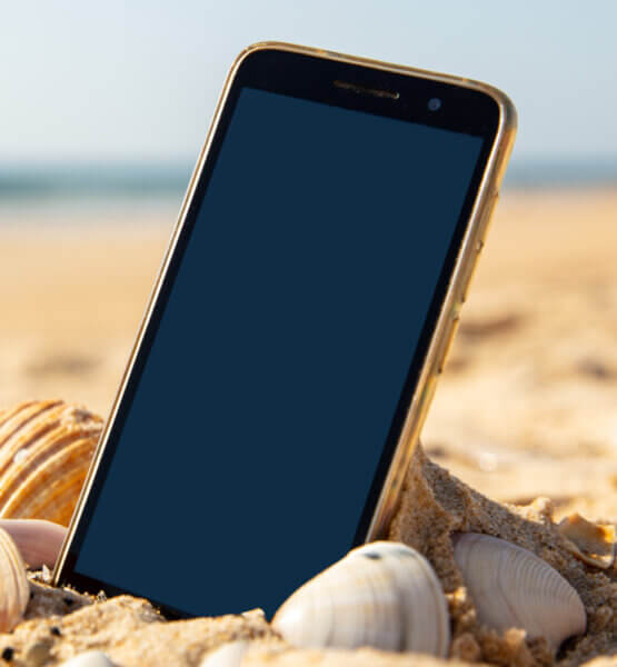 Handy liegt im Strand, ist Sand drin? Da könnte das beste Handy Zubehör für den Urlaub aushelfen