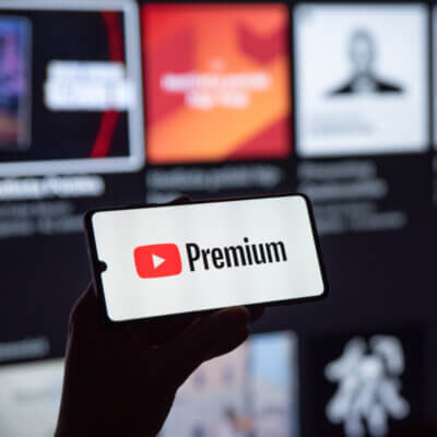 Smartphone mit YouTube Premium Logo auf dem Bildschirm.