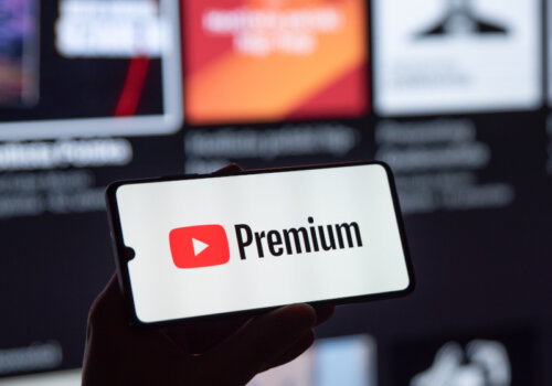 Smartphone mit YouTube Premium Logo auf dem Bildschirm.