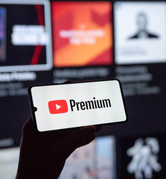 Smartphone mit YouTube Premium Logo auf dem Bildschirm.