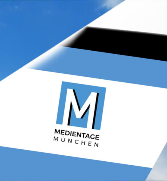 Logo der Medientage München auf einer Flugzeug-Finne.